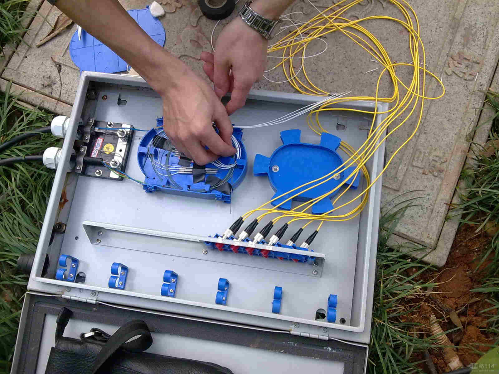 Why is it not recommended to use one tube with multiple fuses for fiber optic splicing?