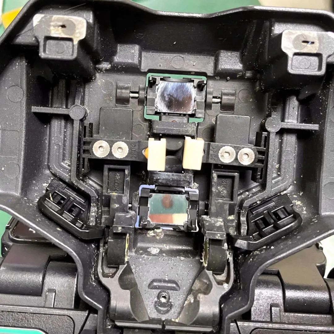 Why can’t I see the reflector on the fusion splicer now?